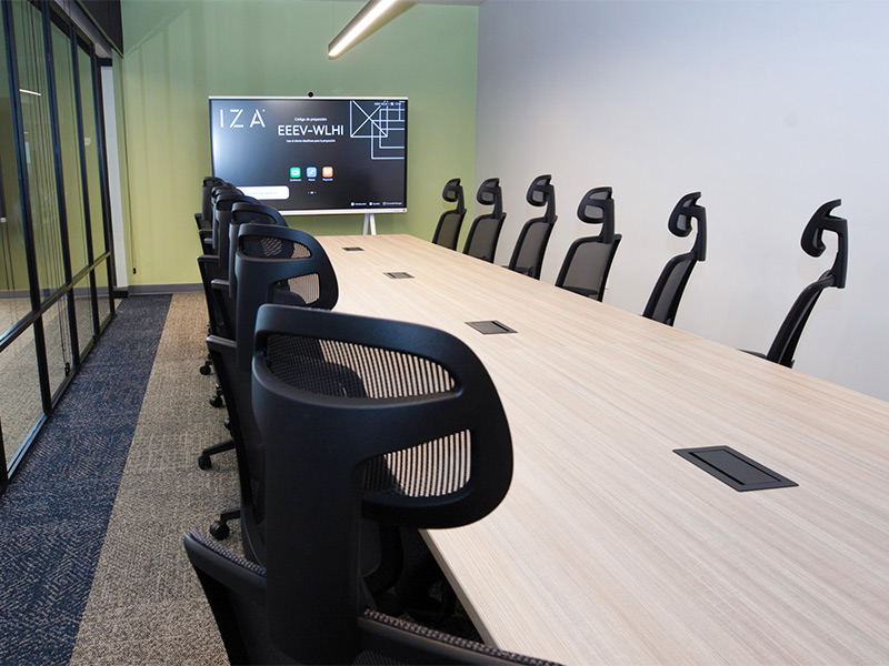 Espacio de reuniones corporativo con pantalla interactiva IZA, preparado para conferencias y presentaciones en Inxignia, oficina en renta en Puebla