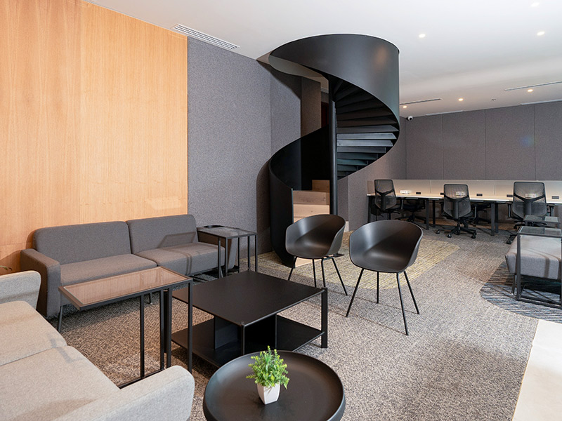 Espacio de coworking IZA con escalera de caracol, sofás y áreas de trabajo abiertas en Punto Sao Paulo, oficina en renta en Guadalajara