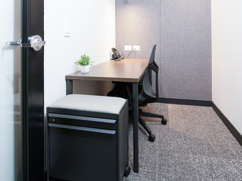 Espacio de oficina individual con escritorio, silla y archivador, listo para trabajar en Punto Sao Paulo, oficina en renta en Guadalajara