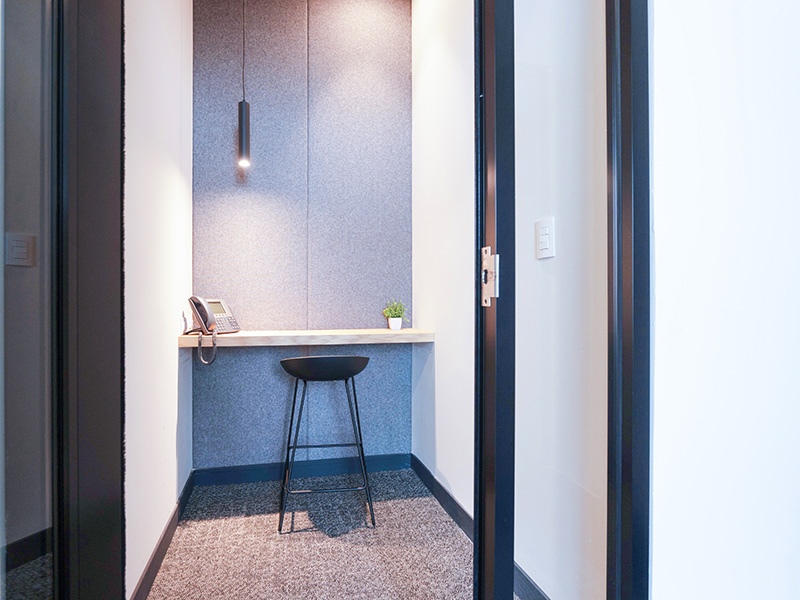 Cabina privada Think Thank en oficina, con mesa de apoyo, una silla y teléfono en Punto Sao Paulo, oficina en renta en Guadalajara