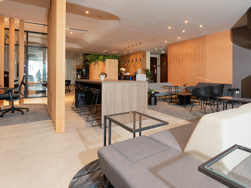 Espacio de coworking IZA con diversas zonas de trabajo, lounge y áreas colaborativas en Punto Sao Paulo, oficina en renta en Guadalajara