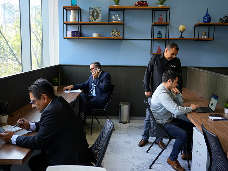 Personas trabajando en cabinas individuales tipo cubículo – Iza Office Club